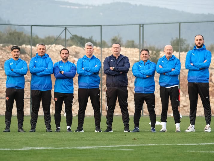 Hatayspor  Sondrespto1c3c15u209ugu03i82t5lc s i 3 1g50910138cia01l4t4hui89f   ·  Teknik ekibimiz (soldan sağa): Şirin Yılmaz (Atletik Performans Antrenörü) – Serkan Salman (Atletik Performans Antrenörü) – Gökhan Alaş (Yardımcı Antrenör) – Serkan Demir (Ya