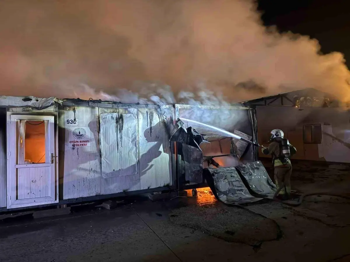 Hatay'da 6 Kontenyer Yanarak Küle Döndü