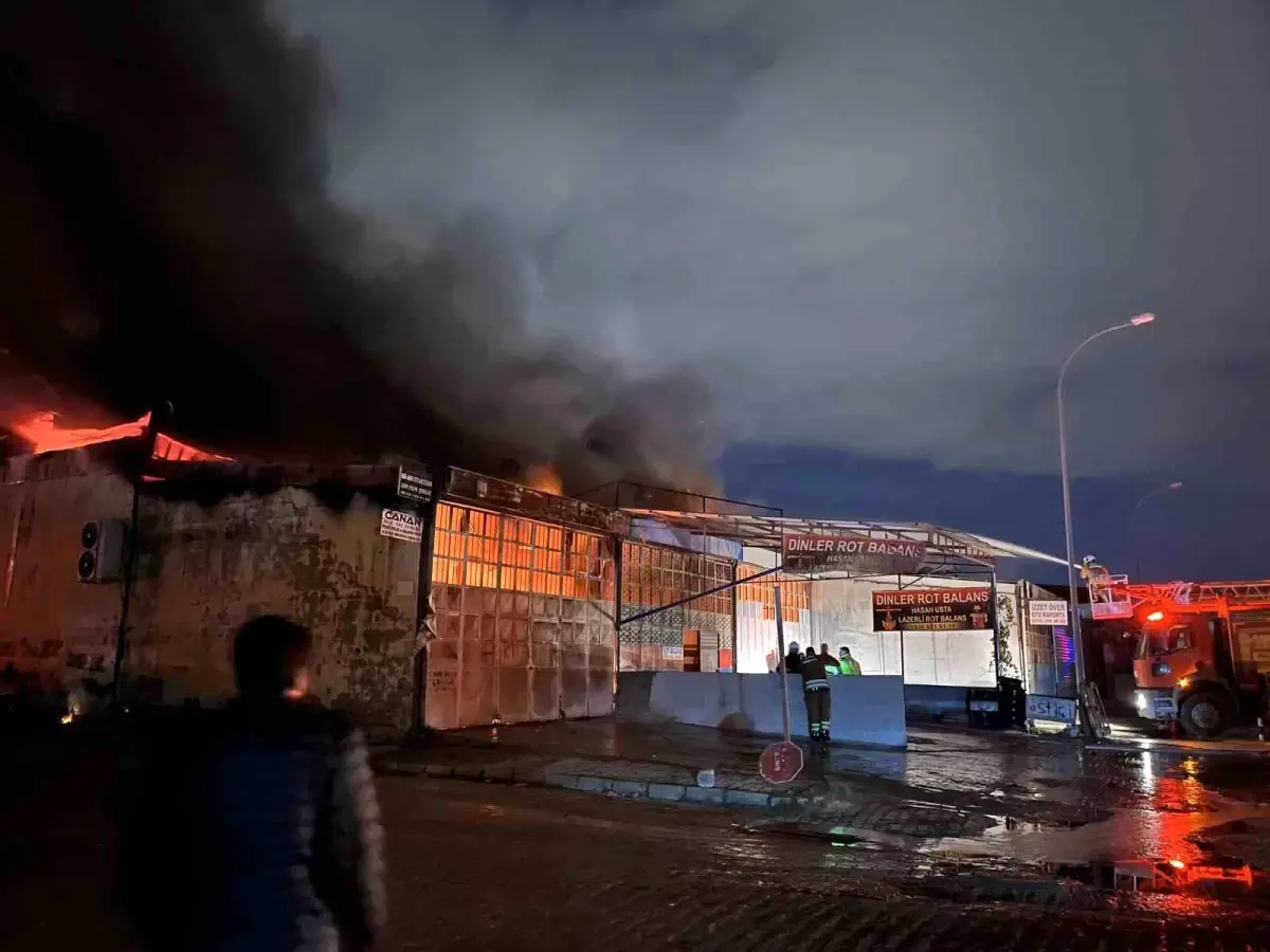 Hatay'da 9 iş yeri yanarak kullanılmaz hale geldi