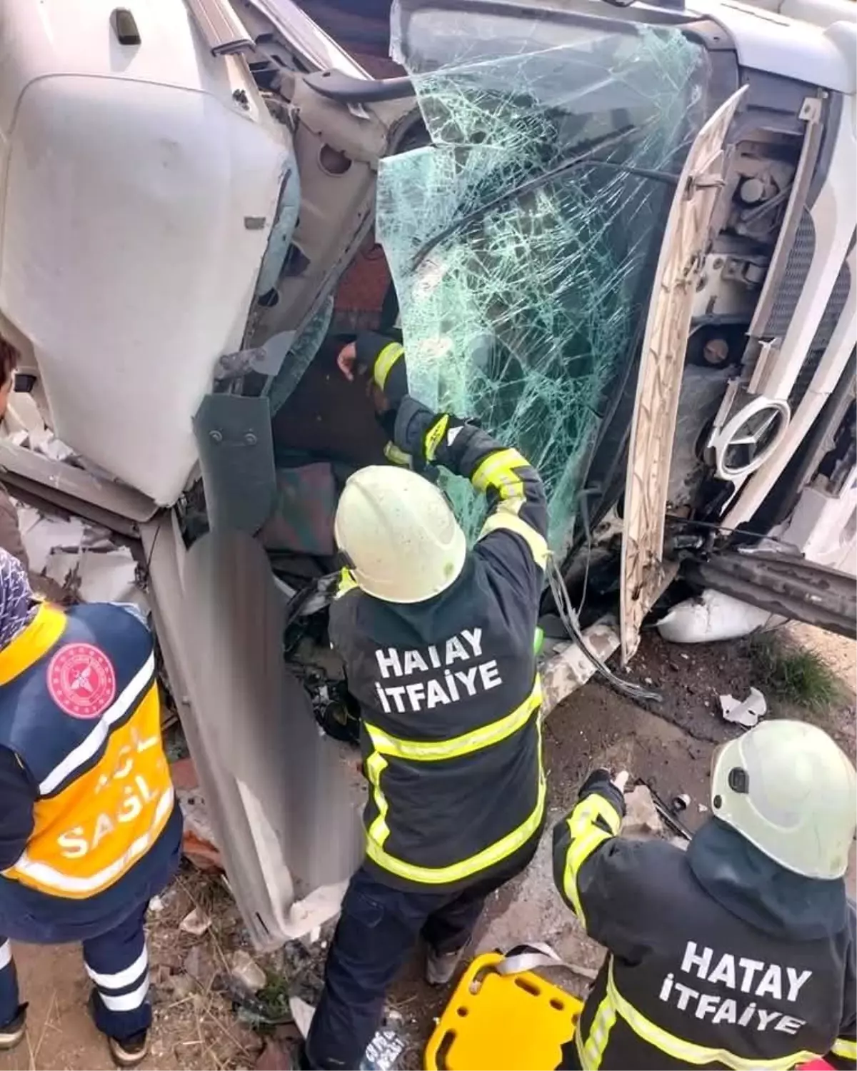 Hatay'da Demir Yüklü Kamyon Devrildi