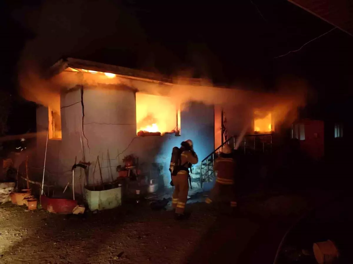 Hatay'da Müstakil Ev Alevlere Teslim Oldu