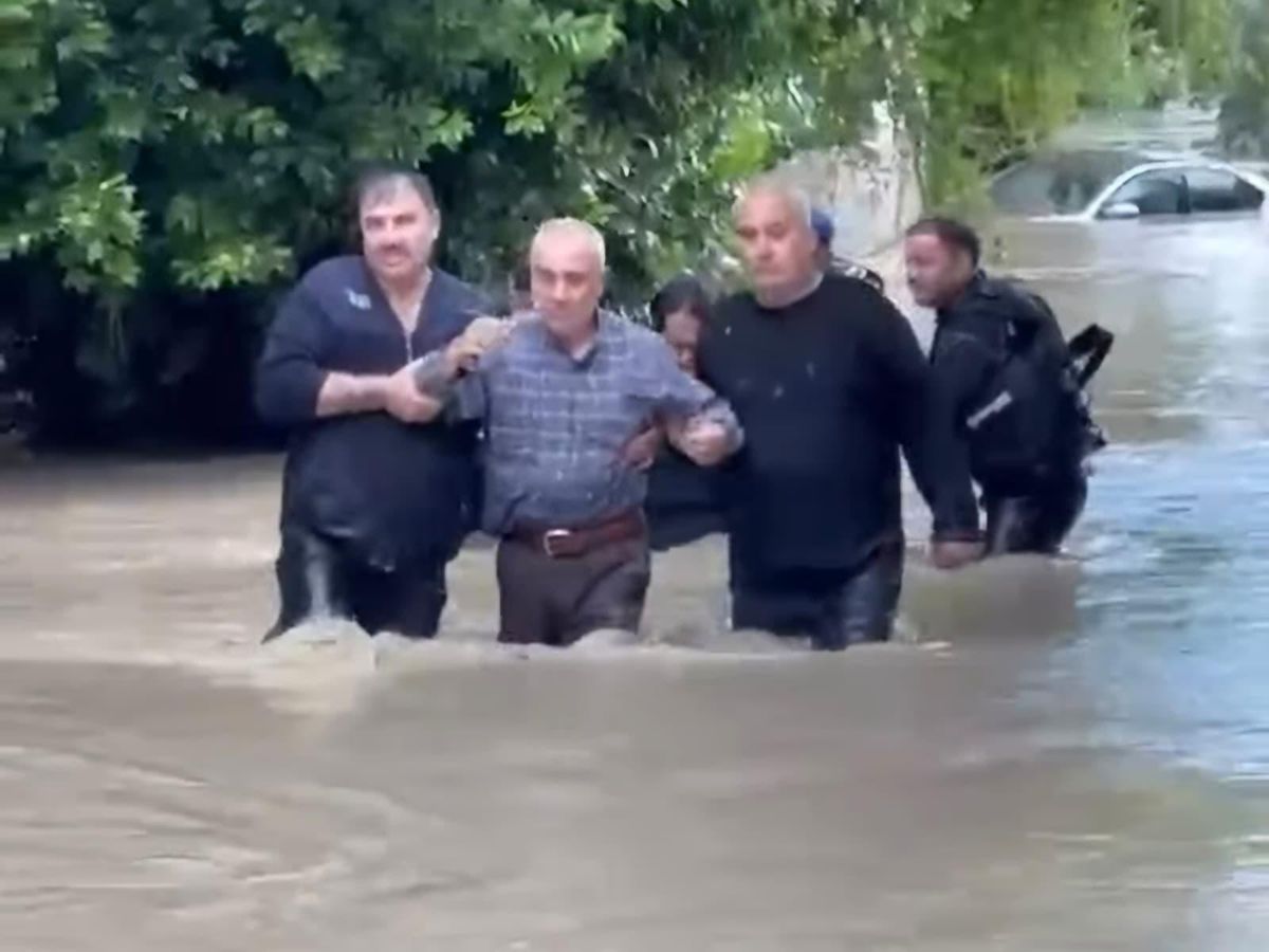Hatay’da su baskınında mahsur kalan vatandaşlar botlarla kurtarıldı