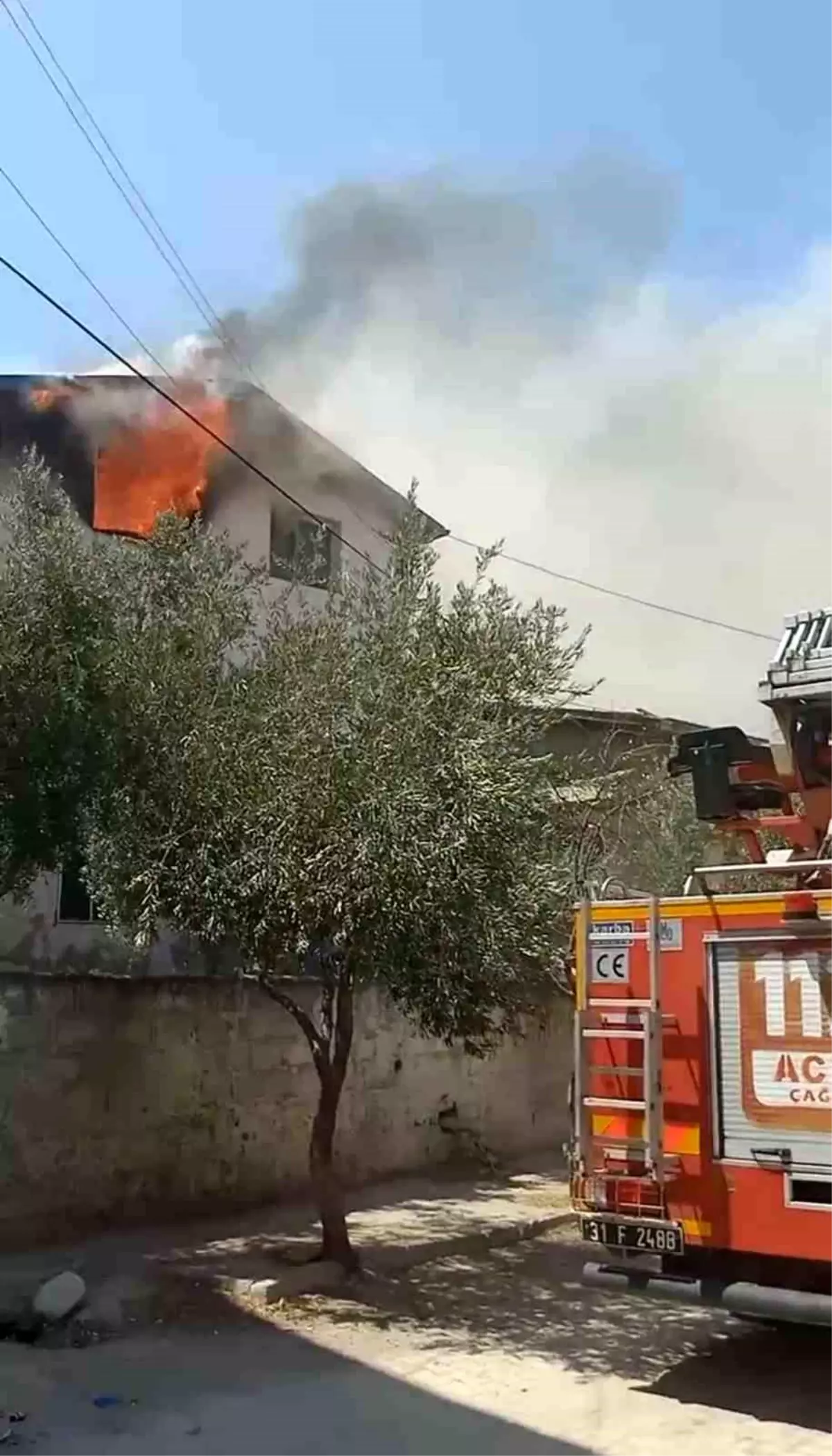 Hatay'da Yangın: Anne Kurtarıldı, Çocuk Hastaneye Kaldırıldı