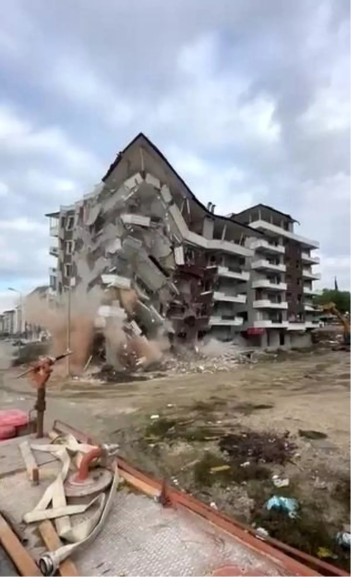 Hatay'daki Bina Kontrollü Olarak Yıkıldı