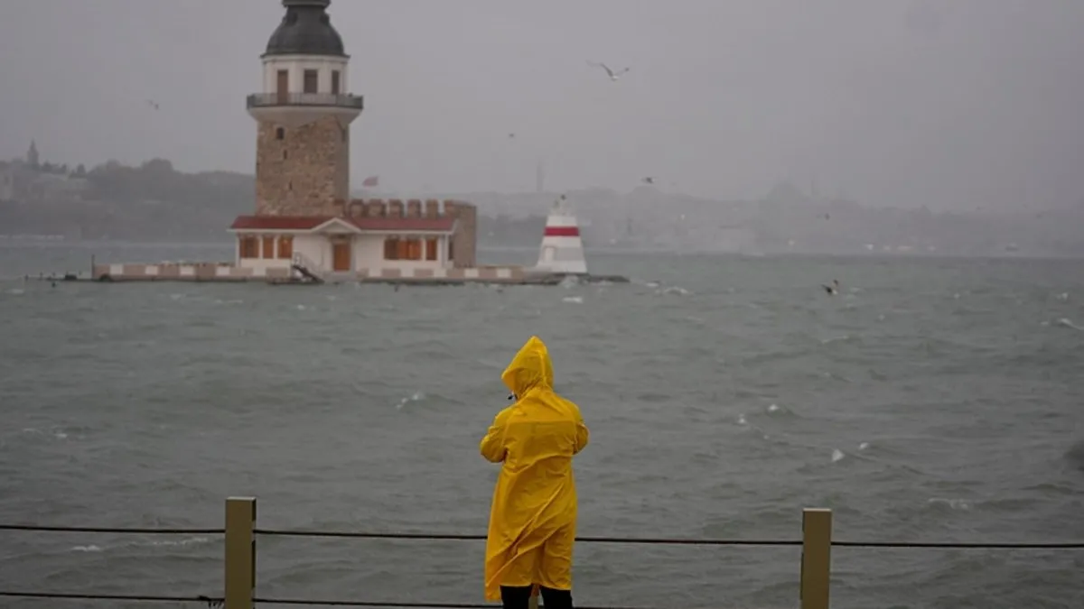 Meteoroloi açıkladı! Sıcaklara sağanak ve rüzgar molası! İstanbul dahil 23 il için uyarı!