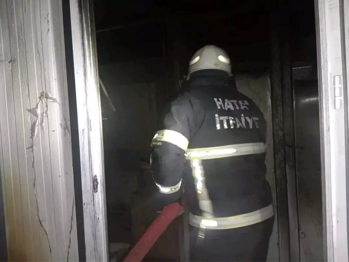 Samandağ'da Yangın: Konteyner Alev Alev Yandı