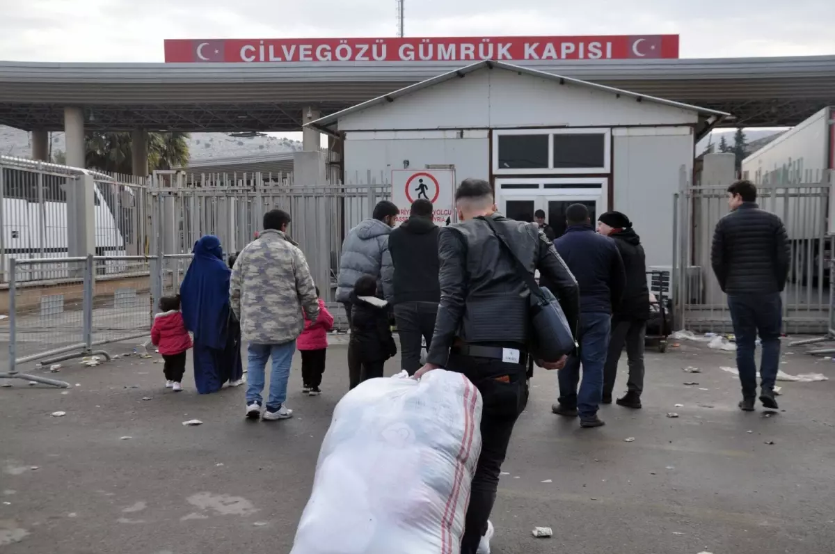 Halep'in muhalifler tarafından kontrol altına alınmasının ardından Türkiye'de yaşayan Suriyeliler, yasal işlemlerini tamamlayarak ülkelerine dönmeye başladı. İstanbul'dan Hatay'a gelen Suriyeli Muhmmed Elhasan, ailesiyle birlikte Halep'e gitmekte olduğunu