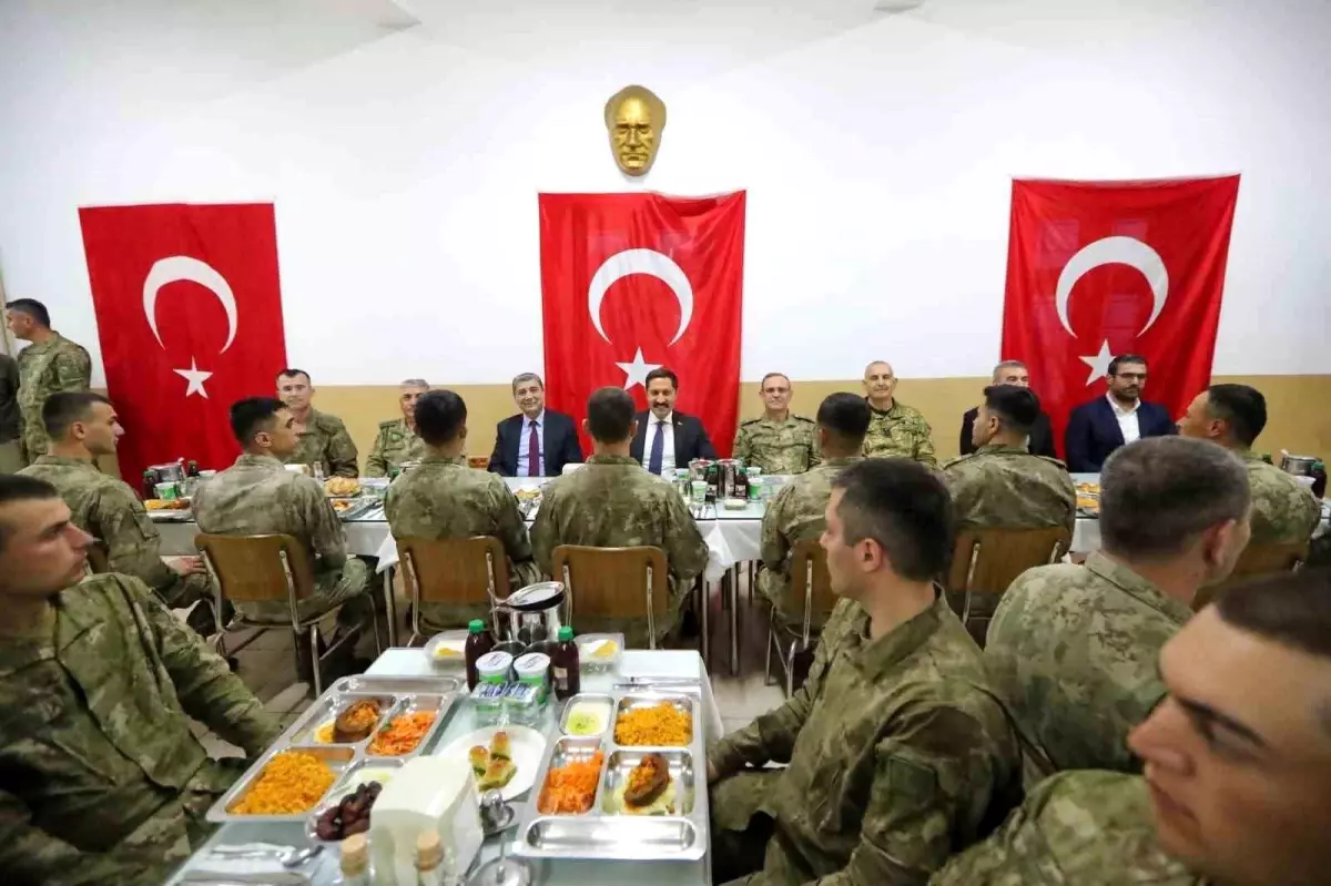 Vali Masatlı iftarını Mehmetçikle birlikte yaptı